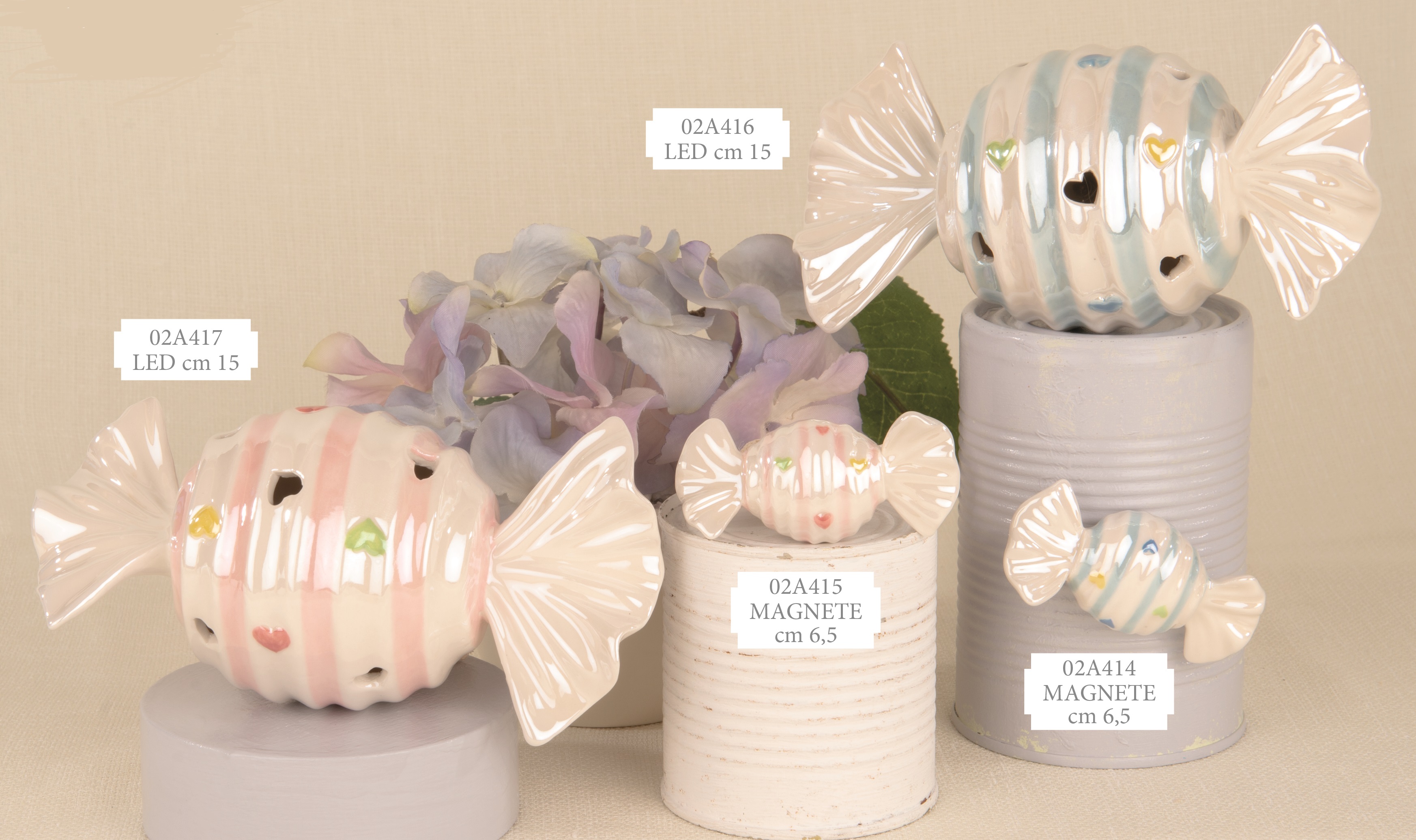 Magnete in resina Caramellina Candy Celeste (codice 02A414), altezza 6.5 cm, bomboniera elegante per matrimoni, battesimi ed eventi nel Sud Italia.