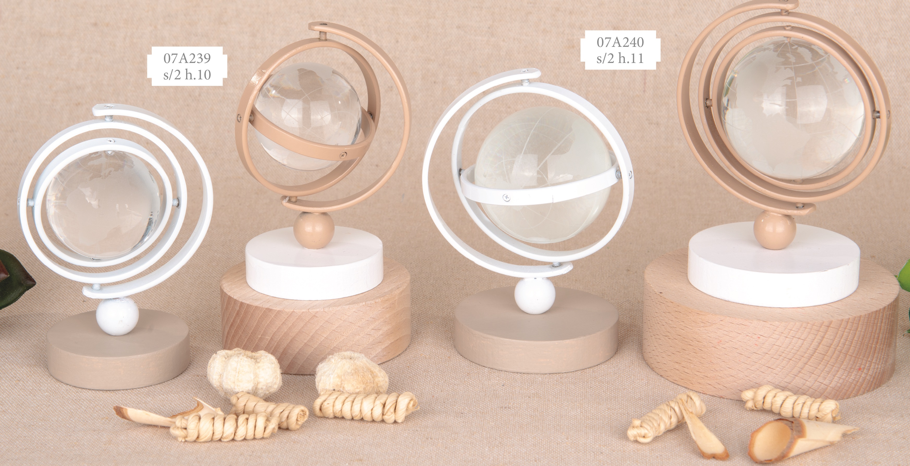 Mappamondi in ceramica 07A239–07A240 (h.10 e h.11, set di 2) per bomboniere Novità 2026, design viaggio per battesimo e comunione, da Bomboniere & Company S.r.l Siracusa.