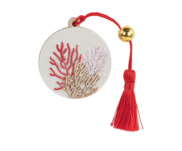 Decorazione bomboniera corallo rosso con nappina, H.50 mm. Da appendere, con scatola regalo (cod. 200591).