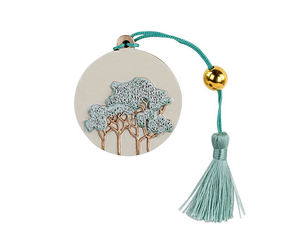 Decorazione bomboniera verde con intrecci e nappina, H.50 mm. Da appendere, con scatola regalo (cod. 200593).