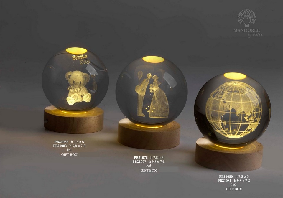sfera vetro con soggetti led e base legno 21082-21082-21076