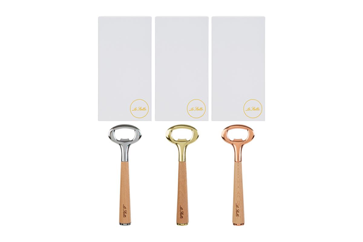Tre apribottiglie di design in metallo nei colori argento, oro e bronzo con i relativi astucci bianchi eleganti, ideale come bomboniera.