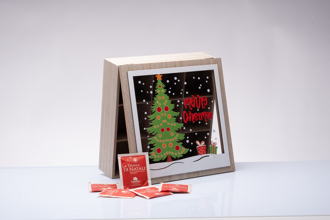 Scatola Infusi 32 Bustine per bomboniere Natale 2025, modello A4365, design gourmet e green per feste natalizie, da Bomboniere & Company S.r.l Siracusa, bomboniera economica e sostenibile.