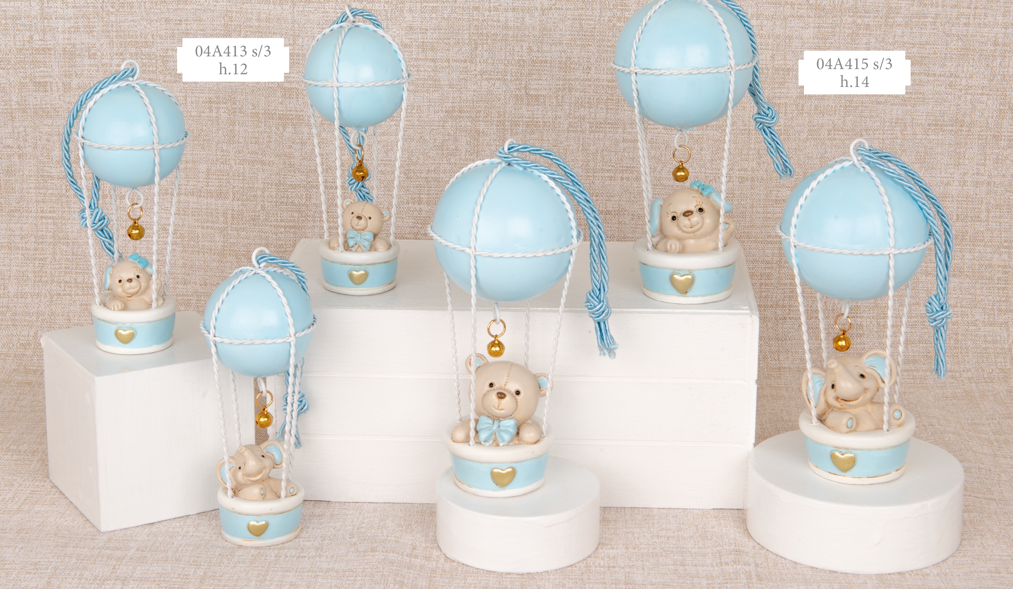 Set di bomboniere a forma di mongolfiera celeste con piccoli animaletti e finiture oro, disponibili in due altezze per battesimo e nascita.