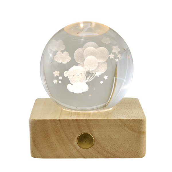 Lampada bomboniera con base quadrata in legno e vetro circolare decorato con orsetto tra le stelle, ideale per battesimo e nascita.