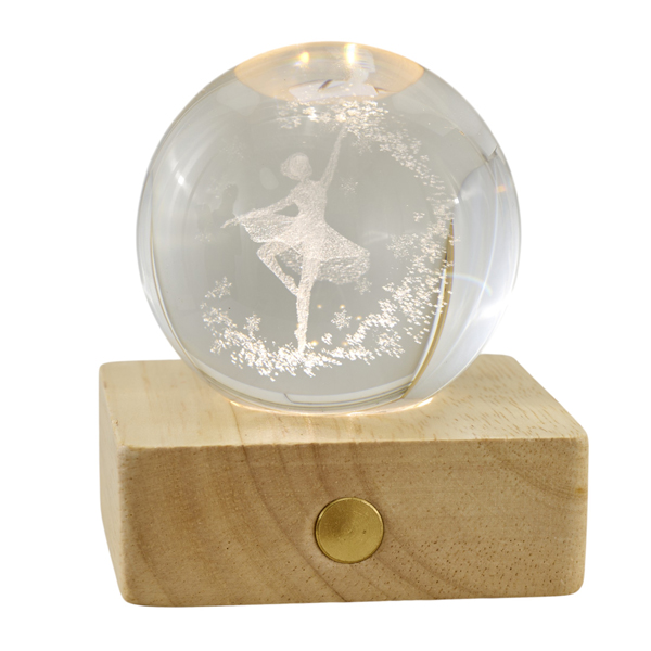 Lampada a sfera in cristallo con incisione 3D di una ballerina classica in tutù, montata su una base quadrata in legno con luce LED.