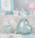 Bomboniera Palloncino Cuore Celeste LED Bomboniera a forma di palloncino a cuore celeste con scritta bianca 'Chi sogna impara a volare', disponibile in versione magnete e lampada LED traforata.
