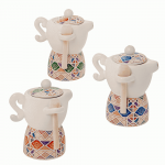Bomboniera Zuccheriera Moka 02a190 Tre zuccheriere a forma di moka in porcellana con decori geometrici colorati sulla base e cucchiaino in legno inserito nel manico.