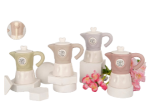 Bomboniera Lux Moka Bicolore in Porcellana 11cm – Idea Regalo Utile per Matrimonio Quattro bomboniere a forma di moka in porcellana bicolore nei toni del rosa, azzurro e tortora, alte 11 cm, disposte con decorazioni floreali. 02a196
