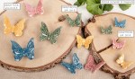 Bomboniera Farfalle Magnetiche in Ceramica Colorata 02A215COL - 02A216COL - 02A217COL Set di bomboniere a forma di farfalle magnetiche in ceramica colorata lucida, poggiate su dischi di legno naturale per un matrimonio in stile country chic.