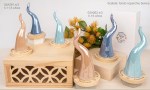 Bomboniera Cornetto Portafortuna in Ceramica con Base e Scatola Tre cornetti portafortuna in ceramica color pastello con base e scatola regalo bianca.