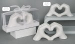 Scultura Mani a Cuore Bianche con Scatola Regalo - Bomboniera Moderna Scultura di mani che formano un cuore in bianco opaco con scatola regalo trasparente.