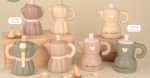 Bomboniera Utile e Simbolica per Matrimonio – Design Shabby Chic Collezione di bomboniere a forma di moka in ceramica opaca con motivi a righe e dettagli a cuore, colori pastello assortiti, altezza 11cm 024a02-02a403