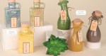 Bomboniera Oliera per Matrimonio | Decori Shine Cubo e Fiore Bomboniera oliera in ceramica a forma di cubo modello Shine, disponibile in tre colori assortiti (giallo, grigio e verde) con tappo in sughero e scritta