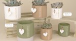 Porta Piante Ceramica con Ciondolo Cuore – 02a454-02a455 Set di vasi porta pianta in ceramica pastello con ciondolo a cuore e scritte decorative, ideali come bomboniere per cerimonie ed eventi. 02a454-02a455