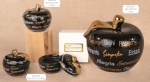 02A474 - 02A475 - 02A476 - ESTASI MELA NERA DM.20 H.20 C/BOX Mela Nera Estasi in ceramica per bomboniere matrimonio e battesimo 2026, modelli 02A474 (DM.9,5 H.8,5 cm, 10,30 €), 02A475 (DM.8 H.7,5 cm, 11,30 €), 02A476 (DM.20 H.20 cm, 45,20 €), con scatola regalo, da Bomboniere & Company S.r.l Siracusa, bomboniere e