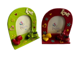 0295 - P/FOTO SCOOTER SPIRITOSO 2ASS. 13cm# Portafoto spiritoso con scooter divertente in resina, 2 modelli assortiti alto 13 cm, codice 0295. Bomboniera originale e funzionale per feste di laurea, con design caricaturale allegro e pratico per foto. 10 pagine Web