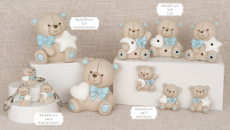 Bomboniera Orsetto Teo Celeste per Battesimo: Magnete, LED e Salvadanaio Collezione di bomboniere Orsetto Teo in resina celeste con calamite, lampade LED e salvadanai decorati con stelle e lune per neonato.