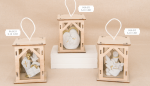 Lanterna LED in Legno e Resina – Bomboniera Sacra con Luce Calda Lanterna in legno con luce LED interna e icona sacra in resina bianca.