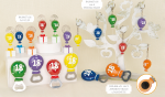Assortimento di bomboniere per 18 anni: portachiavi, calamite e clip colorate con numero 18.