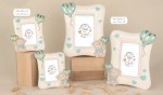 Portafoto da Battesimo Bimbo Orsetto Cielo 04A496 - 04A498 Quattro portafoto in resina bianca sagomata della collezione Orsetto Cielo nei modelli da 12cm e 18cm, decorati con palloncini azzurri tridimensionali e scritte emozionali, ideali come bomboniere da nascita e battesimo