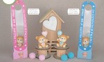 04A532 - 04A533 - HAPPY ORSO CIELO H.7,5 S/2 C/BOX Happy Orso in ceramica 04A532–04A533 per Novità 2026, set 2 h.7,5 cm (7,50 €), cielo e rosa, con scatola, design tenero per nascite e battesimi, da Bomboniere & Company S.r.l Siracusa.