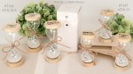 Bomboniera Clessidra in Vetro e Legno Albero della Vita – Pensiero Ideale per Matrimonio, Comunione, Cresima e Battesimo 07137-07138 Set di tre clessidre in vetro e legno con decorazioni dell'albero della vita e fiocchi bianchi, accanto a una scatola regalo coordinata.