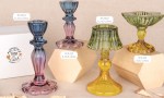 Porta candele e lume Colorfull 07A222–07A225 in ceramica, h.10,5 cm (7,80 €), h.15,5 cm (9,60 €), h.8,5 cm (10,40 €), h.14,5 cm (13,00 €), design vivace per matrimoni, da Bomboniere & Company S.r.l Siracusa.
