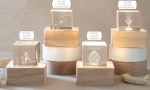 Lampada Cubo in Cristallo LED per Comunione e Cresima - 6x6 cm 07A244 07A245 07A246 07A247 Cubo in cristallo laserato con luce LED per bomboniera Comunione,Cresima, calciatore e fatina