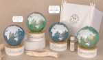 Bomboniera Mappamondo LED e Diffusore: Tema Viaggio Matrimonio e Comunione 07a251-07a252 Set di bomboniere a forma di mappamondo collezione Eclissi Globo in vetro azzurro e verde, versioni diffusore di profumo e lampada LED con base bianca decorata.