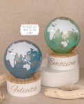 Coppia di globi LED collezione Eclissi codice 07A251, colori verde e blu con base bianca e scritte dorate Felicità ed Emozioni.