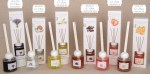 07A274 07A275 07A276 07A277 07A278 07A279 - AROMA DIFF. 50 ml H.7 (18) LAVANDA C/BOX Diffusori in ceramica 07A274–07A279 (50 ml, h.7, 5,20 €) per bomboniere Novità 2026, profumazioni varie per battesimo e comunione, da Bomboniere & Company S.r.l Siracusa.