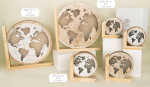 Bomboniera Mappamondo in Legno Artistico con Luci LED – Ideale per Matrimonio, Comunione, Battesimo e 18esimi Mappamondi artistici in legno di diverse dimensioni con illuminazione LED interna e mappatura traforata, ideali come bomboniere tema viaggio.