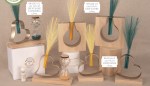 08A244 08A245 08A246 - PIUMA DIFFUSORE GOCCIA CM.10 H.11 S/2 C/BOX Diffusori Piuma in ceramica 08A244–08A246 per bomboniere Novità 2026, cuore cm.9 h.10 (10,30 €), clessidra cm.14 h.10 e goccia cm.10 h.11 (15,50 €), design elegante per nascita e battesimo, da Bomboniere & Company S.r.l Siracusa.