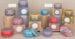 08A253 08A254 - MOSAICO CANDELA METAL BOX DM.8 6 ASS. Candele Mosaico in scatola metallica 08A253–08A254 per bomboniere Novità 2026, set 6 dm.6 (4,70 €) e dm.8 (6,80 €), design raffinato per nascita e battesimo, da Bomboniere & Company S.r.l Siracusa.
