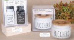08A256 08A257 - CHEF ZUCCHERIERA DM.10 H.7 C/BOX Set Chef in ceramica 08A256–08A257 per bomboniere Novità 2026, Sale/Pepe h.9 (7,60 €) e Zuccheriera dm.10 h.7 (9,60 €), design funzionale per nascita e battesimo, da Bomboniere & Company S.r.l Siracusa.