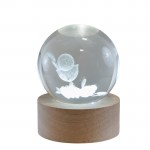 Lampada Globo in Vetro con Calice e Ostia JHS su Base in Legno - Bomboniera per Comunione e Cresima 10181219 Lampada a globo in vetro con incisione interna di un calice eucaristico e ostia JHS su base cilindrica in legno, ideale come bomboniera per Prima Comunione.
