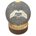 10181239 - Lampada mani with love c/base pc. in box mis: 6x6x8 Lampada mani with love con base in porcellana 10181239 per bomboniere matrimonio, mis. 6x6x8 cm in box, simbolo di affetto eterno per celebrazioni nuziali, da Bomboniere & Company S.r.l Siracusa.