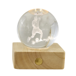 Lampada LED Sfera Cristallo Calciatore 3D con Base Legno - Bomboniera Lampada a sfera in cristallo con incisione 3D di un calciatore che calcia un pallone, montata su base quadrata in legno con luce LED.