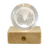 Lampada Led Mondo Base Quadrata - Bomboniera per Matrimonio, Comunione e 18esimi Lampada decorativa a forma di mappamondo in vetro con base quadrata, ideale come bomboniera per eventi a tema viaggio e matrimoni. 10181254