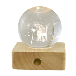 Bomboniera Piccolo Principe Lampada LED – 10181256 Bomboniera lampada con sfera trasparente incisa raffigurante il Piccolo Principe su base quadrata in legno chiaro, luce LED soffusa accesa