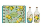 SET OLIO/ACETO PORCELLANA DEC.LIMONI 7,5X20CM C/ASTUCCIO 12360 Coppia di bottiglie per olio e aceto in porcellana bianca con stampe di limoni gialli e foglie verdi, completa di scatola regalo decorata in coordinato.