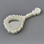 BOMBONIERA SPECCHIO CUORE 1240182 Piccolo specchio da mano bianco con cornice intagliata a cuore di 10 cm, ideale come segnaposto e bomboniera per Comunione e Cresima codice 12040182.