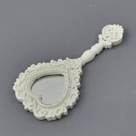 Bomboniera Specchio Cuore 1240185 Specchio da mano decorativo bianco con sagoma a cuore e intagli barocchi, bomboniera elegante per Prima Comunione e Cresima altezza 17.5 cm codice 1240185.