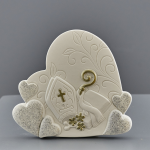 Bomboniera Cresima Cuore Heartgold in Resina con Simboli Sacri - 8cm Icona a forma di cuore in ceramica bianca con simboli della Cresima e decorazioni floreali.