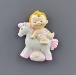 Bomboniera Magnete Bimbo su Cavallino a Dondolo Rosa - Ideale per Nascita, Battesimo e Baby Shower Magnete decorativo in resina raffigurante un bimbo biondo che dorme su un cavallino a dondolo bianco e rosa, ideale come bomboniera per battesimo.