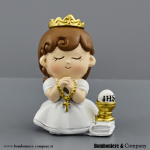 Statuina bomboniera bimba in preghiera con abito bianco, corona oro e rosario.