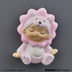 Calamita in resina per bomboniera raffigurante una bimba con cappuccio da leoncino rosa, ideale per battesimo e nascita.