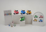 Collezione bomboniere motorino colorato: salvadanaio, magnete e portachiavi.