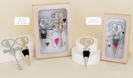 Set Vino con Cavatappi e Tappo 12A146 - 12A147 Set vino per bomboniera matrimonio modello Lovers con cavatappi e tappo sagomati a forma di coppia di sposi in cuore di metallo, presentati in astuccio regalo.